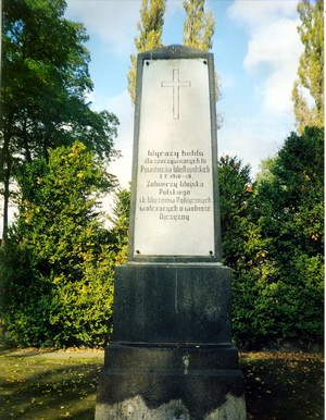 Rawicz – pomnik-obelisk wyrażający hołd spoczywającym na cmentarzu powstańcom wielkopolskim. 